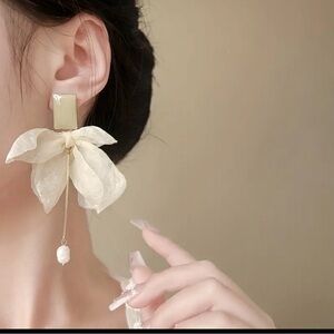 Gorgeous White Pearl flower earrings 🌸❤️